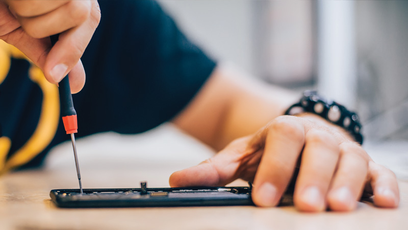 mano con cacciavite che ripara smartphone